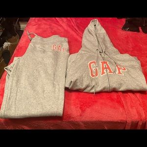 GAP SWEATSUIT